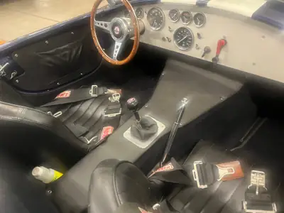 AC Cobra 427 s/c — Légendaire cabriolet de 1966, clone authentique bleu et blanc — Miniatura 13