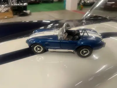 AC Cobra 427 s/c — Légendaire cabriolet de 1966, clone authentique bleu et blanc — Miniatura 17