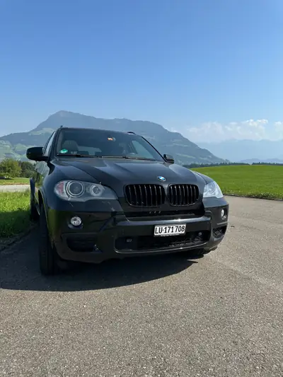 BMW X5 xDrive 30i — SUV premium avec pack M Confort et toit panoramique — vista esterna