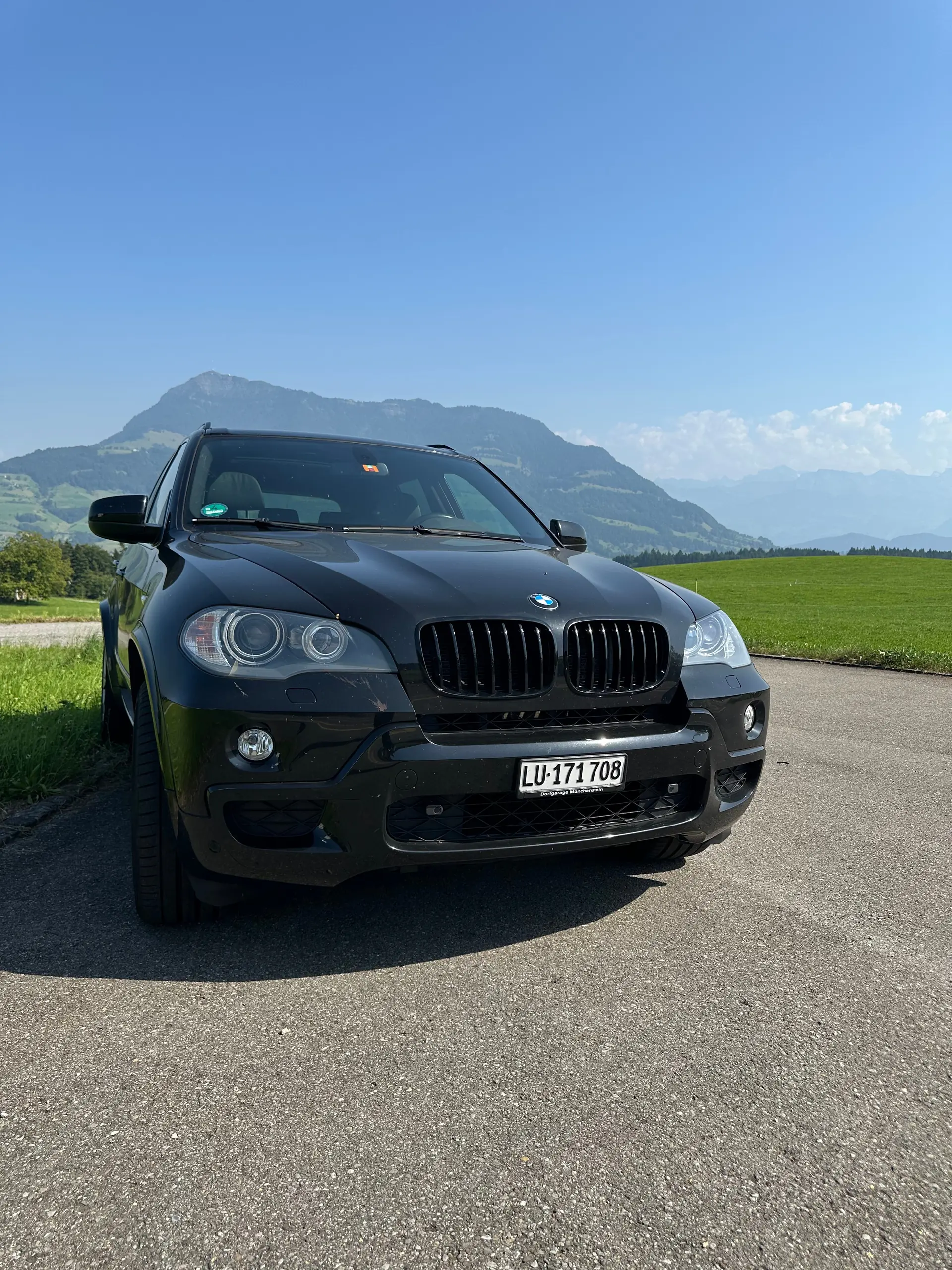 BMW X5 xDrive 30i — SUV premium avec pack M Confort et toit panoramique — vista esterna