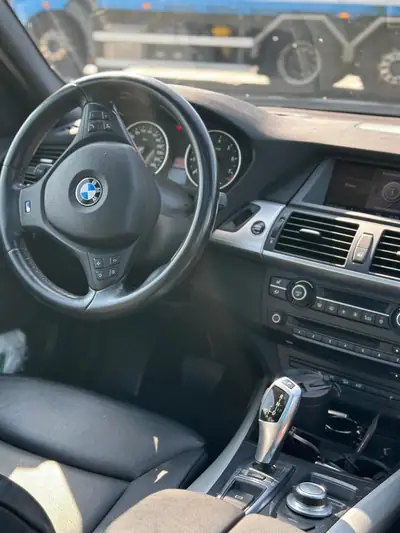 BMW X5 xDrive 30i — SUV premium avec pack M Confort et toit panoramique — Miniatura 8