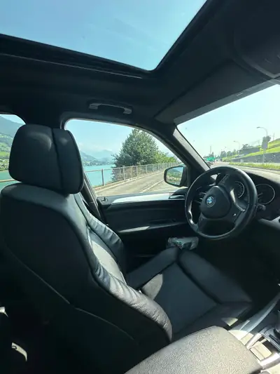 BMW X5 xDrive 30i — SUV premium avec pack M Confort et toit panoramique — Miniatura 10