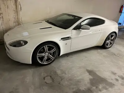 Aston Martin V8 Vantage 4.7 Sportshift — Coupé sportif britannique d'exception, 43000 km — vue extérieure