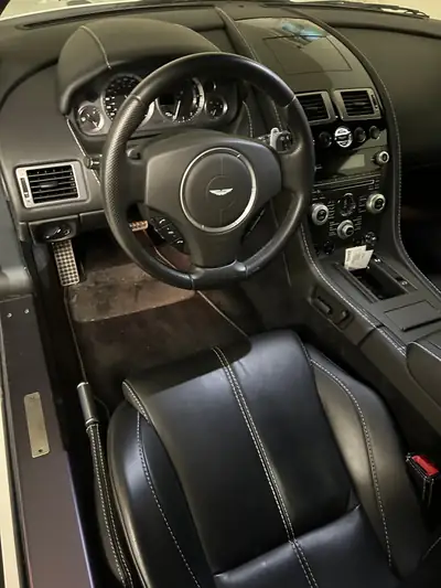 Aston Martin V8 Vantage 4.7 Sportshift — Coupé sportif britannique d'exception, 43000 km — tableau de bord
