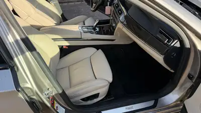 BMW 750i — Berline de prestige 408 ch, révision complète, sans accident — Miniatura 16
