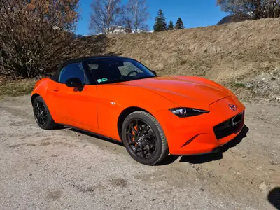 Mazda MX-5 30th Anniversary Edition — Roadster mythique, orange éclatant, seulement 16 500 km — exterior view