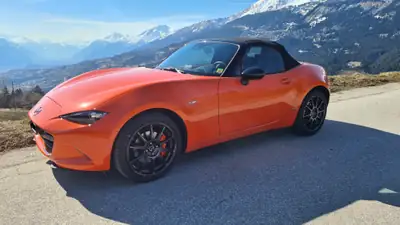 Mazda MX-5 30th Anniversary Edition — Roadster mythique, orange éclatant, seulement 16 500 km — side view
