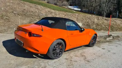 Mazda MX-5 30th Anniversary Edition — Roadster mythique, orange éclatant, seulement 16 500 km — rear view