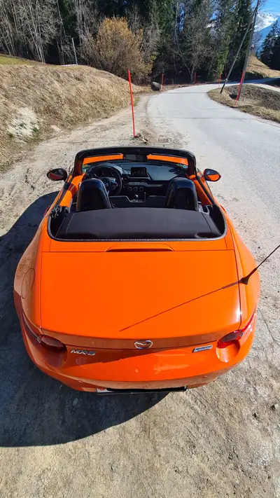 Mazda MX-5 30th Anniversary Edition — Roadster mythique, orange éclatant, seulement 16 500 km — interior