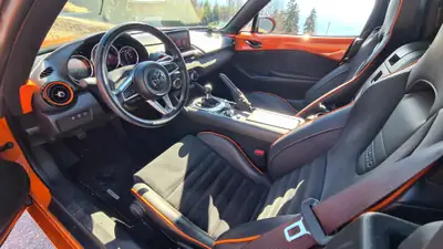 Mazda MX-5 30th Anniversary Edition — Roadster mythique, orange éclatant, seulement 16 500 km — detail