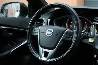 Volvo V40 Sport 200 — Edition collector 1/200, kit Maxton complet, cuir chauffant — Miniature 10