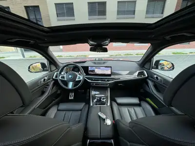 BMW X5 xDrive 48V 40d M Sport Pro — SUV premium diesel hybride, 40'000 km seulement — Heckansicht