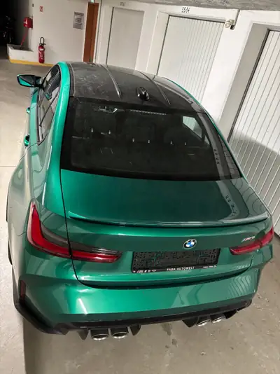 BMW M3 2021 — Berline haute performance boîte manuelle Isle of Man Green — Seitenansicht