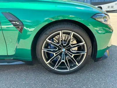 BMW M3 2021 — Berline haute performance boîte manuelle Isle of Man Green — Heckansicht