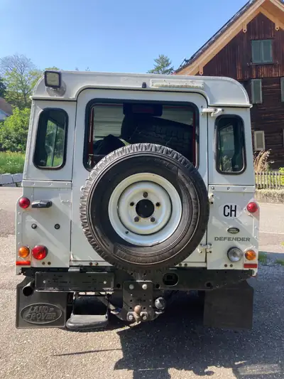 Land Rover Defender 110 2.2 TD4 — Le SUV robuste et fiable pour l'aventure — Heckansicht