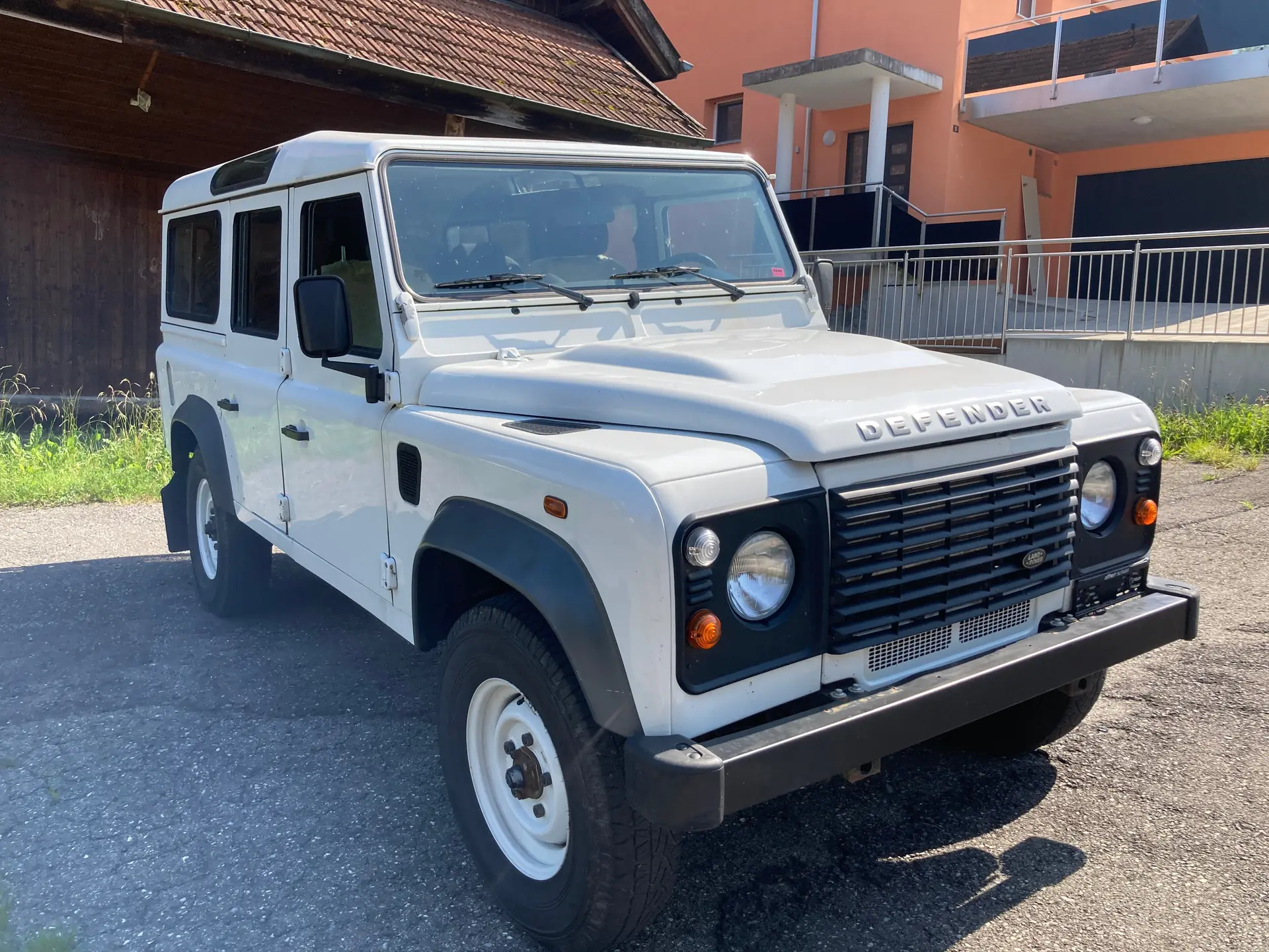 Land Rover Defender 110 2.2 TD4 — Le SUV robuste et fiable pour l'aventure