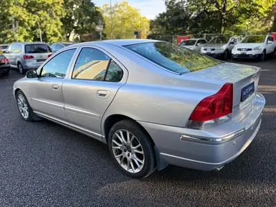 Volvo S60 2.5T AWD Kinetic — Berline premium suédoise, traction intégrale et 210 ch — Heckansicht
