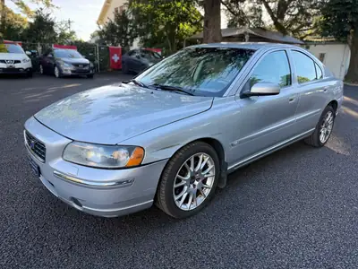 Volvo S60 2.5T AWD Kinetic — Berline premium suédoise, traction intégrale et 210 ch — Seitenansicht