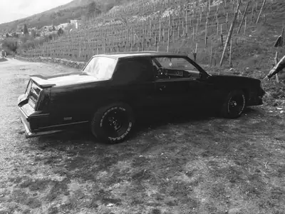 Oldsmobile Cutlass 1987 — Coupé américain légendaire, moteur V8 imposant — côté