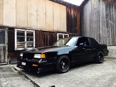 Oldsmobile Cutlass 1987 — Coupé américain légendaire, moteur V8 imposant — intérieur