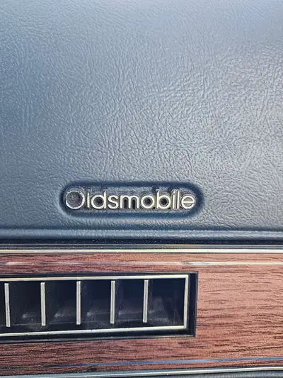 Oldsmobile Cutlass 1987 — Coupé américain légendaire, moteur V8 imposant — Miniature 11