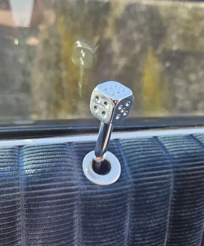 Oldsmobile Cutlass 1987 — Coupé américain légendaire, moteur V8 imposant — Miniature 12