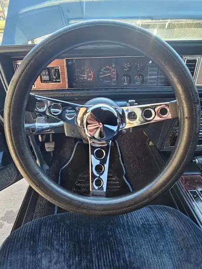 Oldsmobile Cutlass 1987 — Coupé américain légendaire, moteur V8 imposant — Miniature 17