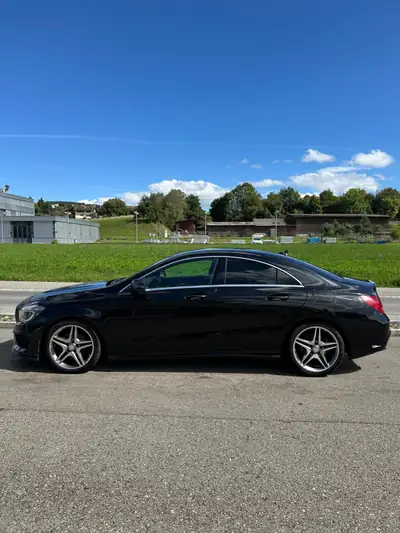 Mercedes-Benz CLA 200 AMG Line — Élégance et dynamique, 130'000 km seulement — côté