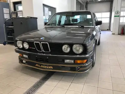 BMW-Alpina B7 Turbo E28 — Berline sportive des années 80, 300 ch authentiques — fianco