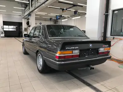 BMW-Alpina B7 Turbo E28 — Berline sportive des années 80, 300 ch authentiques — vista posteriore