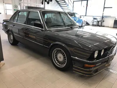 BMW-Alpina B7 Turbo E28 — Berline sportive des années 80, 300 ch authentiques — interni