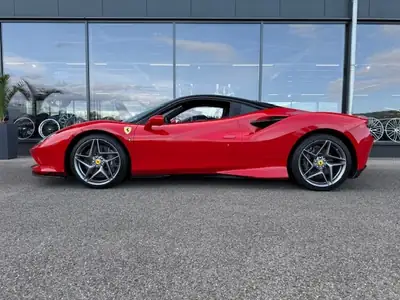 Ferrari F8 Tributo 2020 — 720 ch de pur plaisir, kilométrage modéré — exterior view