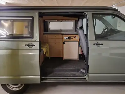 VW T5 Transporter 2.5 TDI — Camping-car aménagé, utilitaire polyvalent — interni