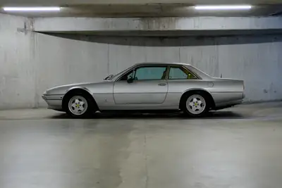 Ferrari 412 1987 — Chef-d'œuvre Gran Turismo, 325 ch et élégance intemporelle — vista esterna