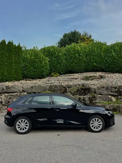Audi A3 Sportback 35 TFSI — Berline compacte hybride légère, 68'000 km seulement — side view
