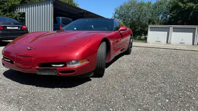 Chevrolet Corvette C5 Targa 1997 — Légende américaine, finition rouge métallisé — Seitenansicht