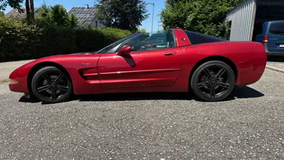 Chevrolet Corvette C5 Targa 1997 — Légende américaine, finition rouge métallisé — Detail