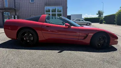 Chevrolet Corvette C5 Targa 1997 — Légende américaine, finition rouge métallisé — Innenraum