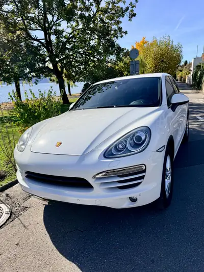 Porsche Cayenne 3.6 V6 — SUV premium avec roues hiver Porsche incluses — exterior view