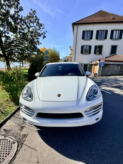Porsche Cayenne 3.6 V6 — SUV premium avec roues hiver Porsche incluses — side view