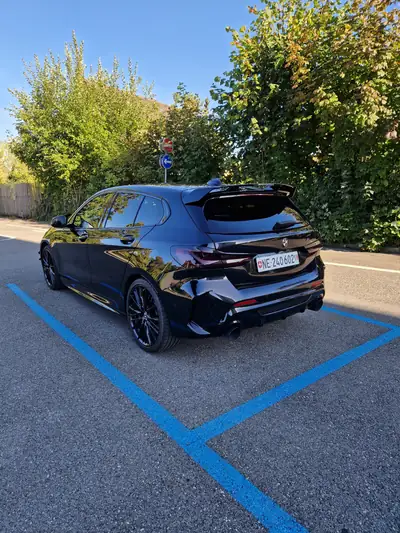 BMW M135i xDrive — Compacte sportive 320 ch, édition Dähler exclusive — fianco