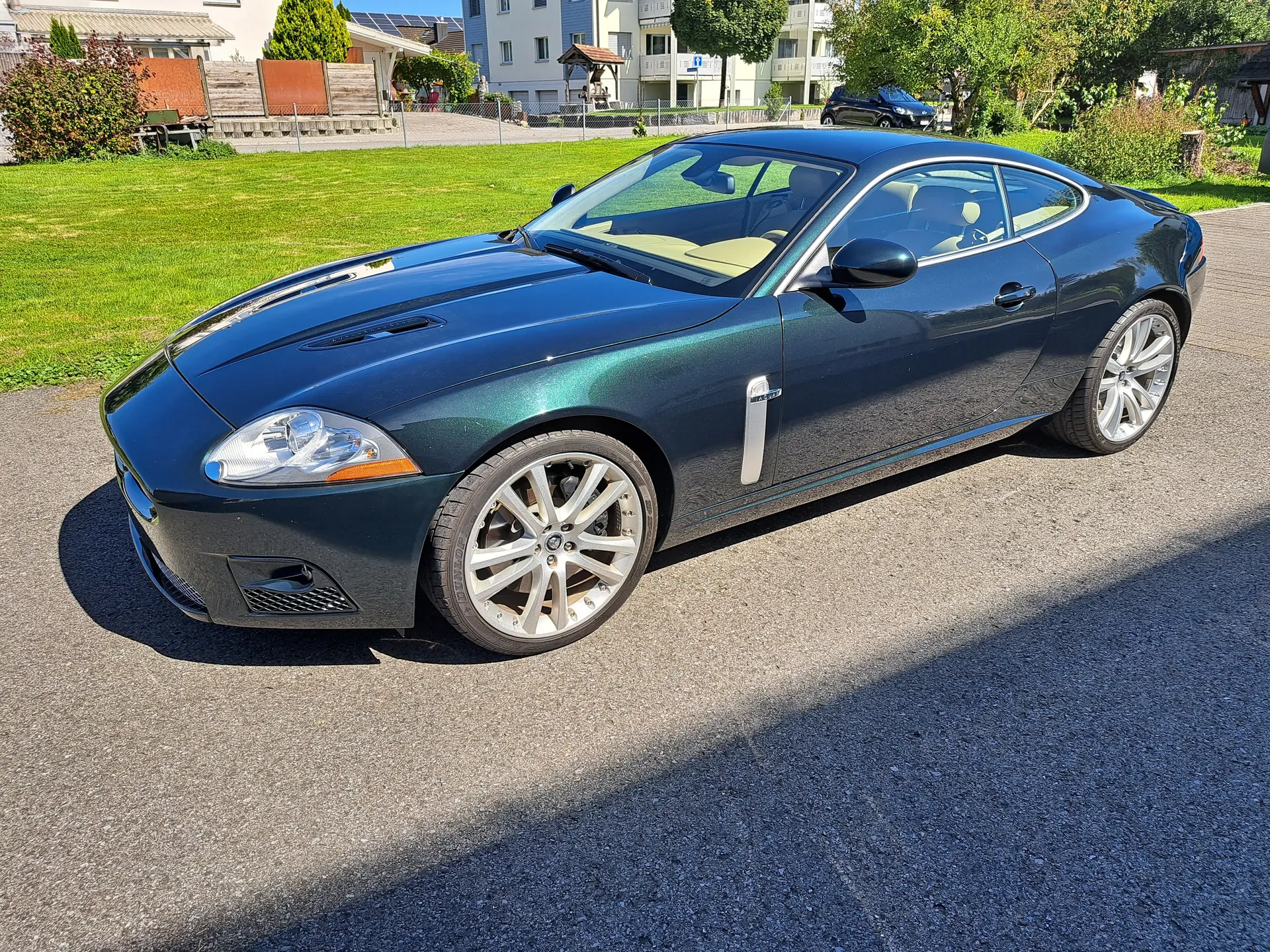 Jaguar XK XKR 4.2 V8 SC — Coupé British Legends, 420 ch de pur plaisir — vue extérieure