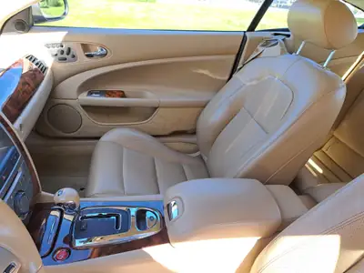 Jaguar XK XKR 4.2 V8 SC — Coupé British Legends, 420 ch de pur plaisir — arrière
