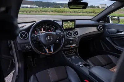 Mercedes-Benz CLA 200 Shooting Brake Night Star — Élégance break avec motorisation efficace — cruscotto