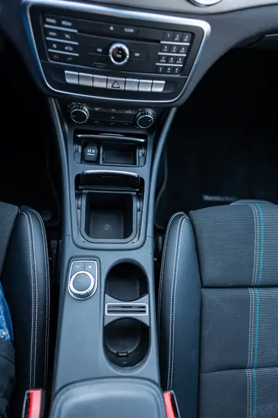 Mercedes-Benz CLA 200 Shooting Brake Night Star — Élégance break avec motorisation efficace — Miniatura 9