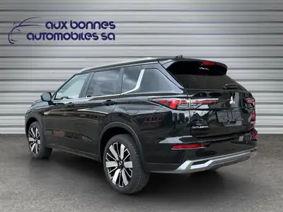 Mitsubishi Outlander 2.4 PHEV Intense 4WD — Hybride rechargeable performant, 50 km au compteur — côté