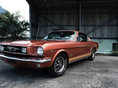 Ford Mustang Fastback 1966 — Légende V8 restaurée, icône des années 60 — Seitenansicht