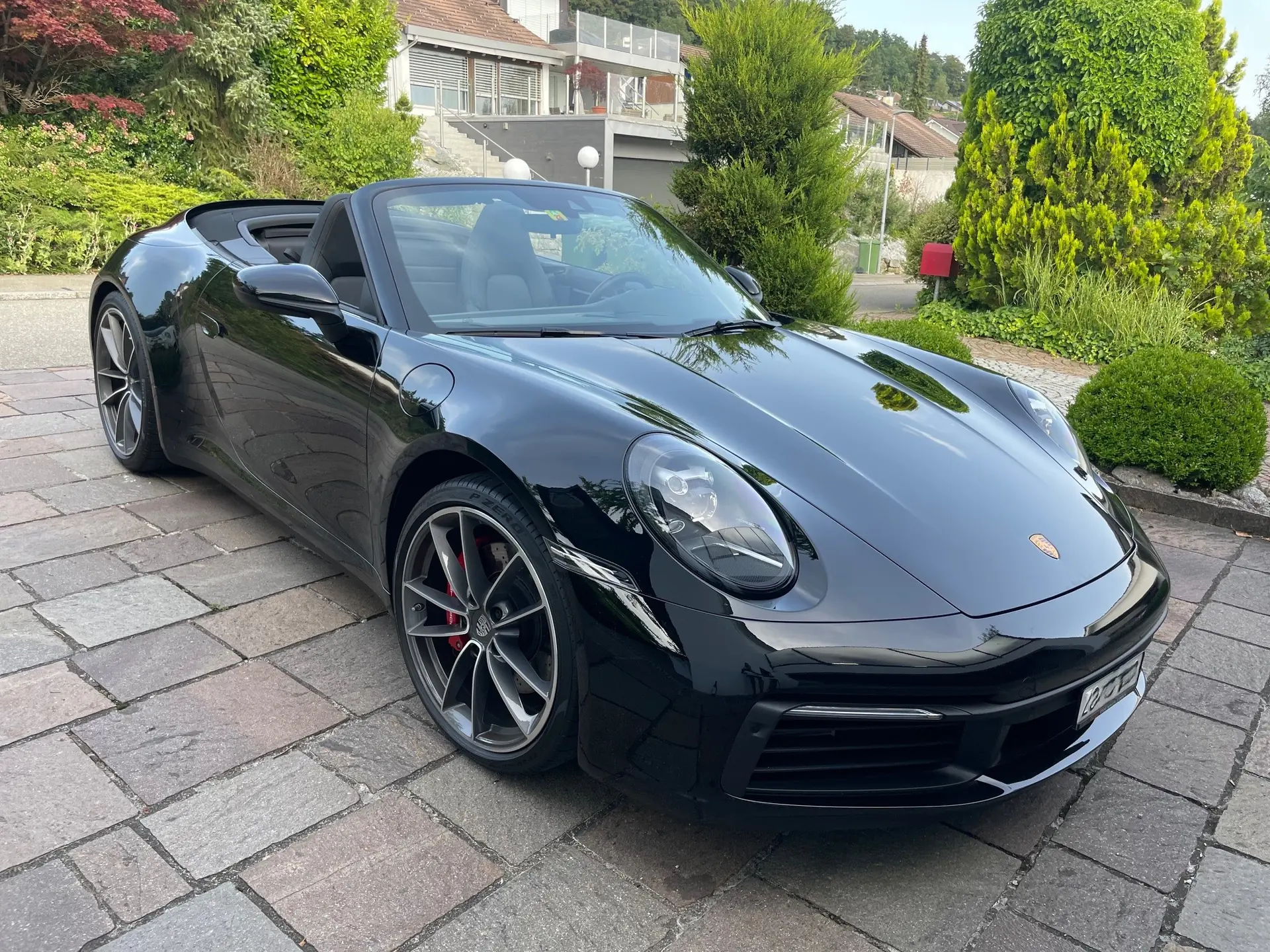 Porsche 911 Carrera 4S Cabriolet — Roadster sport iconique, traction intégrale, 450 ch — vue extérieure