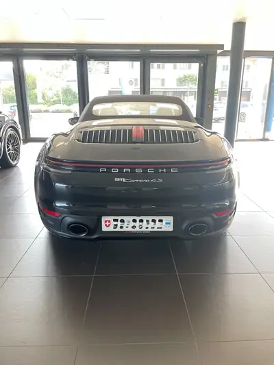 Porsche 911 Carrera 4S Cabriolet — Roadster sport iconique, traction intégrale, 450 ch — intérieur