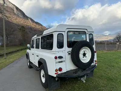 Land Rover Defender 110 TD4 — Légende 4x4 diesel, kilométrage exceptionnel — côté